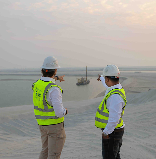 Gulf Cobla captain at work in the Khaleej Bay control room — multibeam survey integrated with on-board dredge monitoring software.